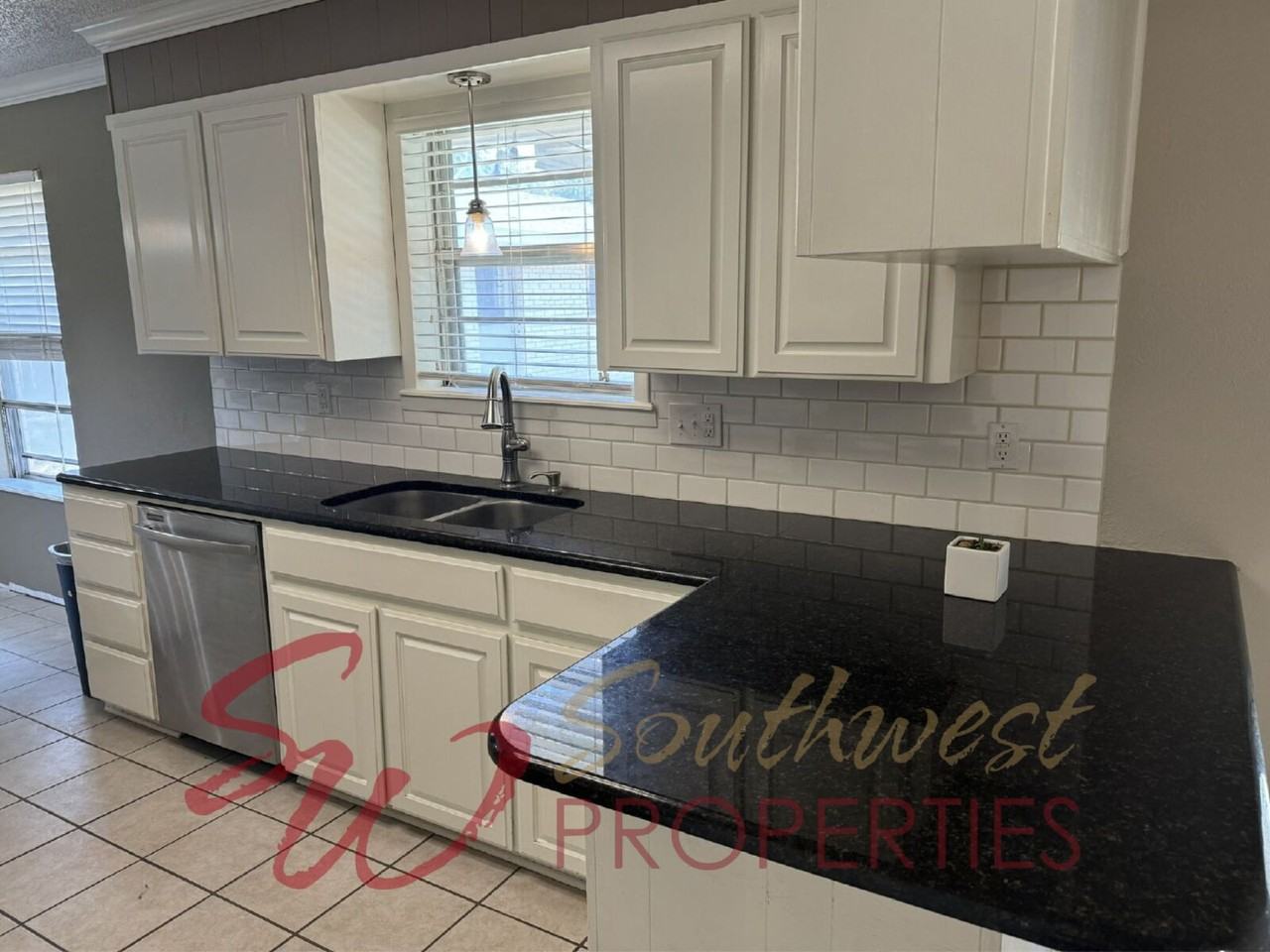 2410 W Frey St - Photo 4 of 17