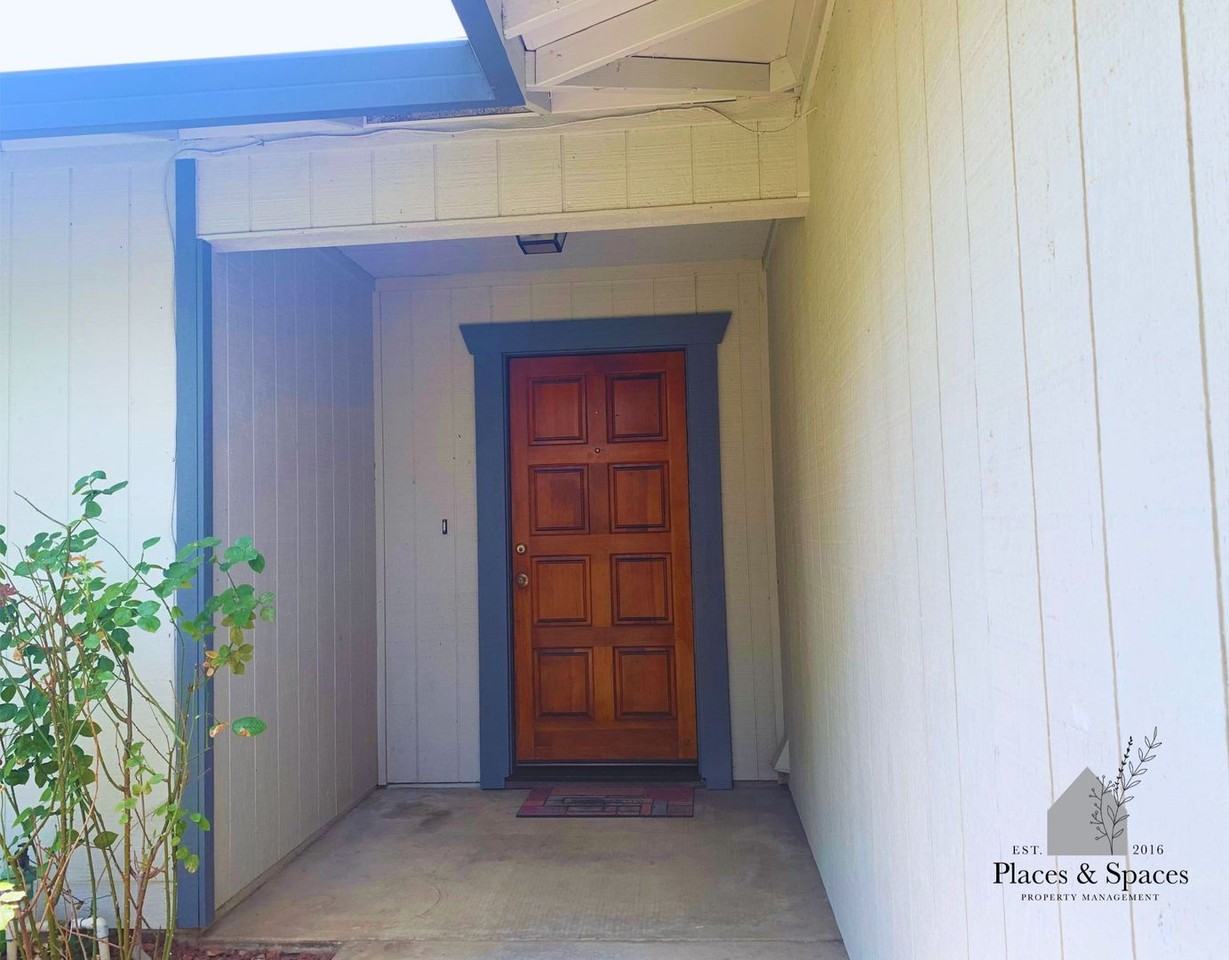 205 Woodhill Dr - Photo 3 of 24