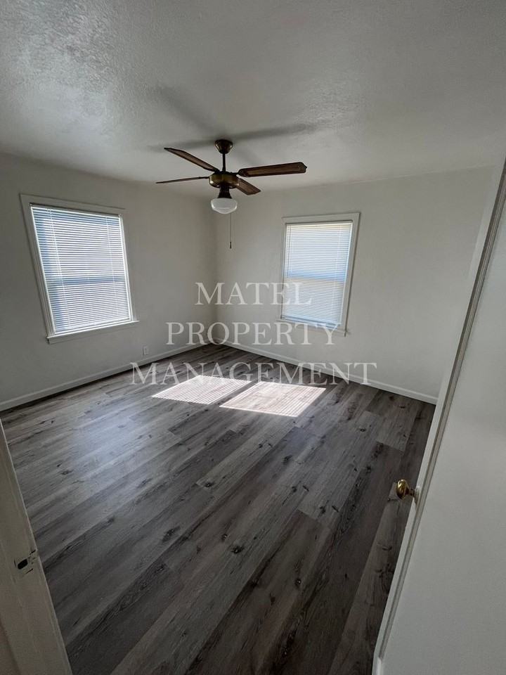 548 Esgar Ave - Photo 7 of 22