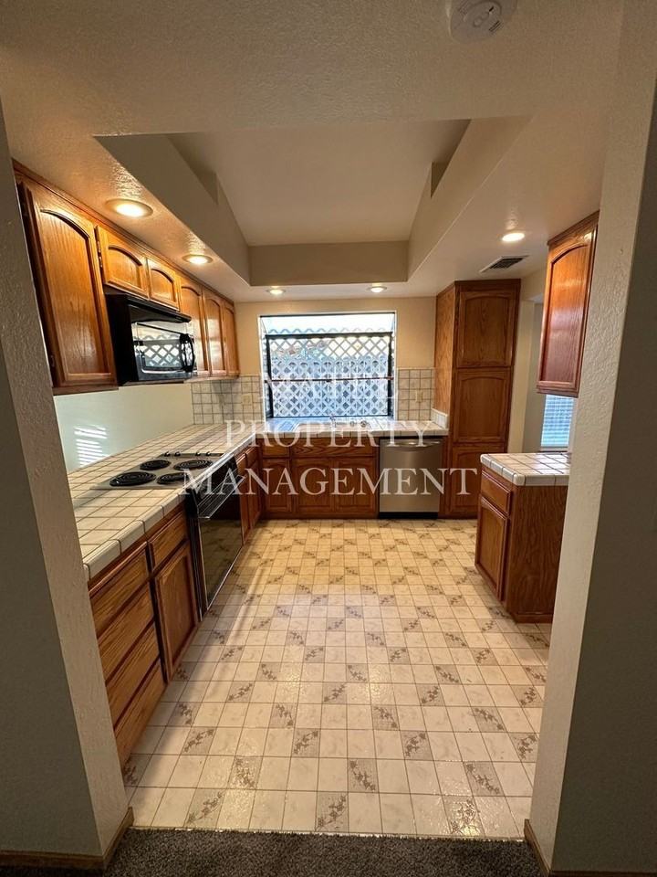 2840 Mcneil Dr - Photo 2 of 27