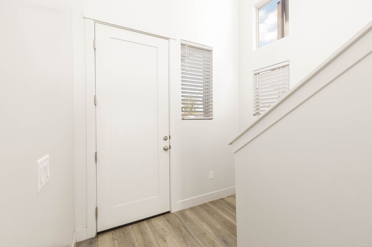 3144 E Sky Rim Way - Photo 4 of 24