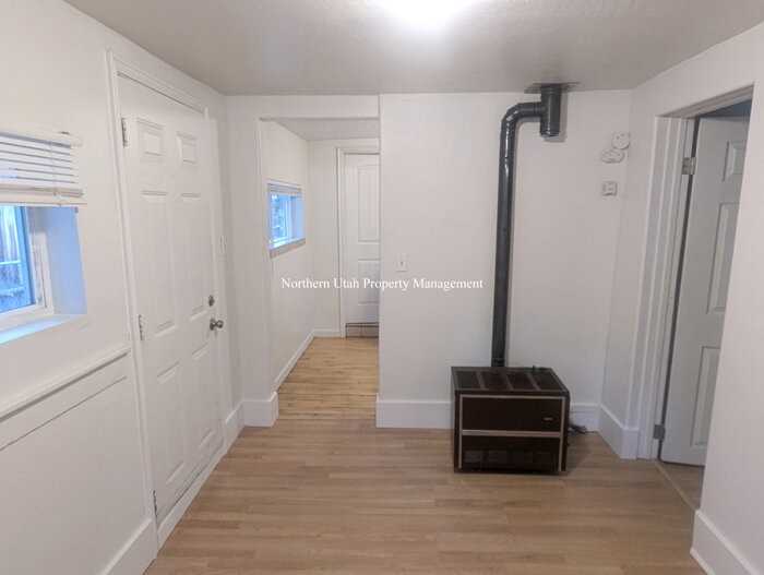 425 E 4th Ave Apt 4 - Photo 3 of 9