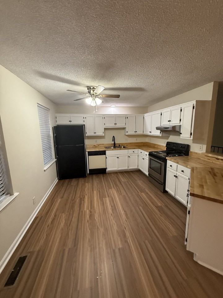 821 Hillmore Dr - Photo 3 of 15