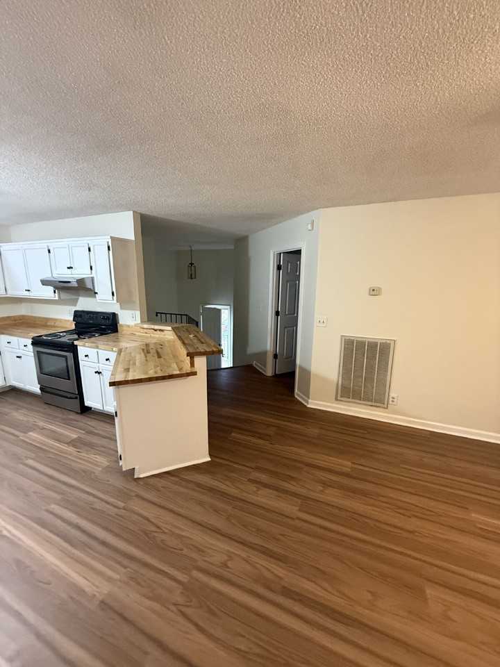 821 Hillmore Dr - Photo 4 of 15