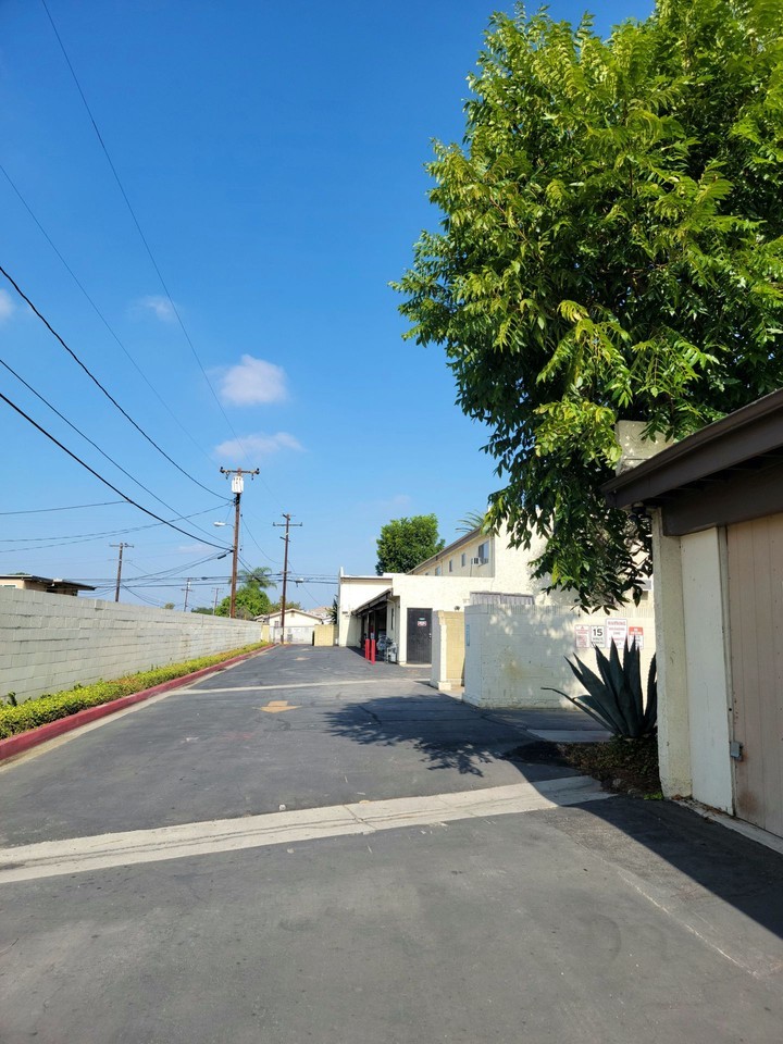 STUNNING APARTMENT! GREAT LOCATION! POOL PROPERTY - Photo 5 of 13