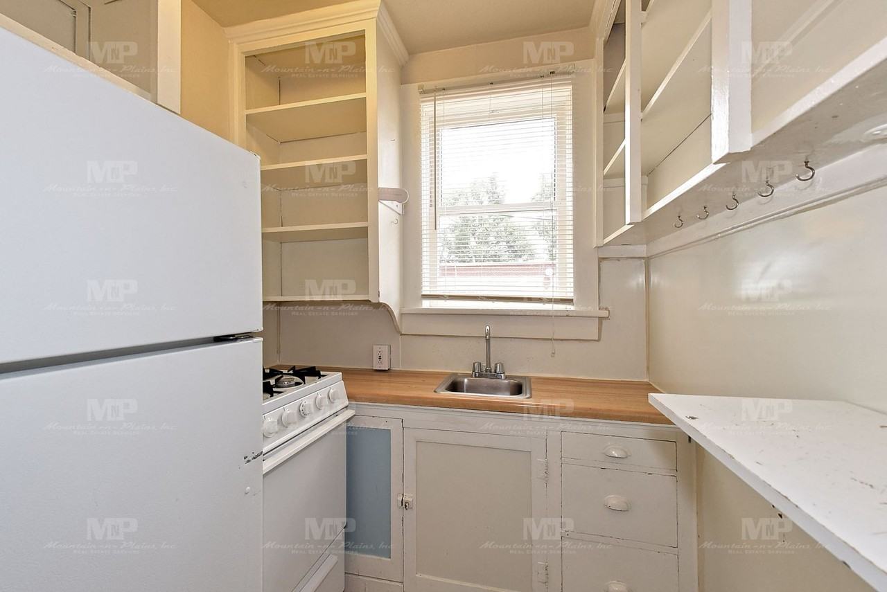 318 W Laurel St #B - Photo 4 of 9