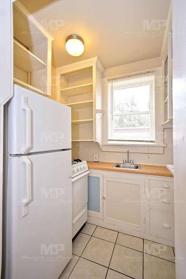 318 W Laurel St #B - Photo 5 of 9