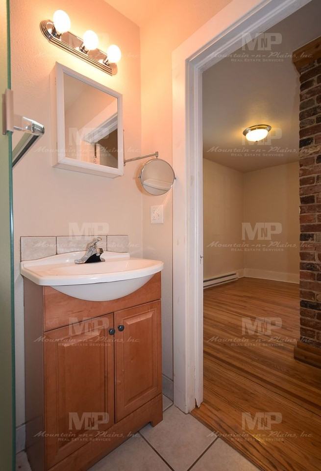 318 W Laurel St #B - Photo 7 of 9