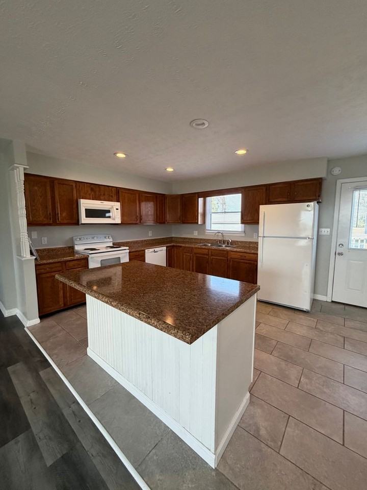 1218 Roberts Rd - Photo 6 of 22