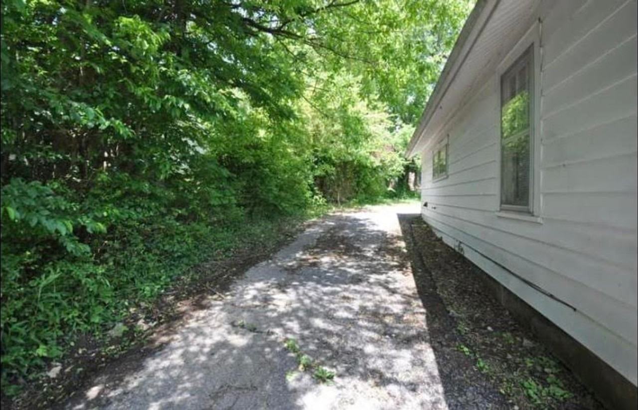 208 W 12th St - Photo 3 of 4