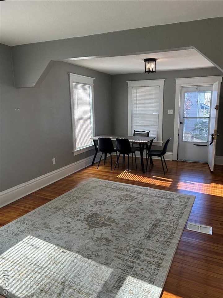 2530 Oakland Ave - Photo 2 of 14