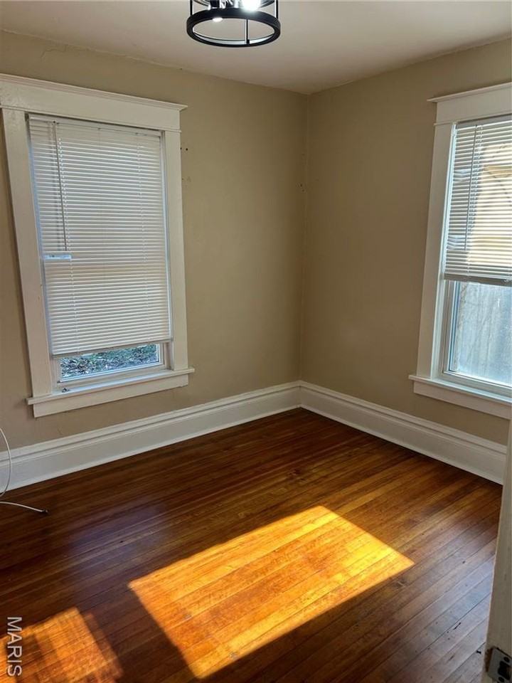 2530 Oakland Ave - Photo 4 of 14