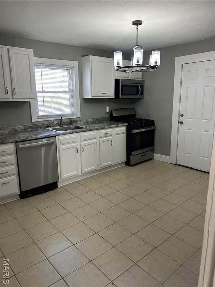 2530 Oakland Ave - Photo 5 of 14