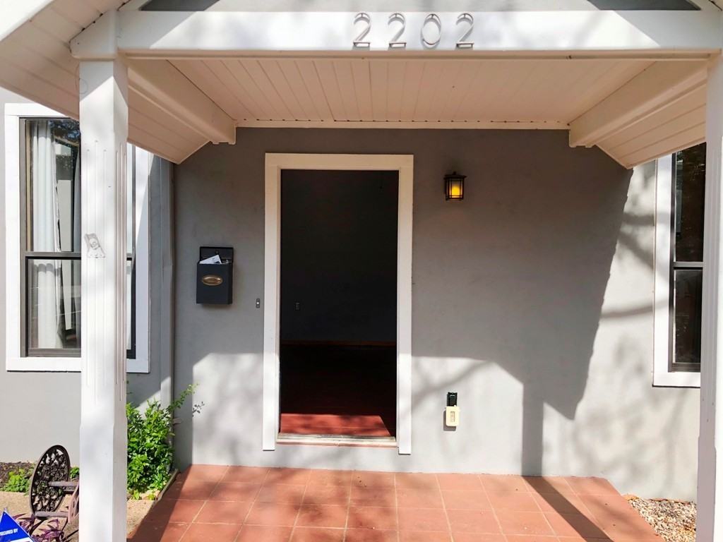 2202 E Side Dr - Photo 3 of 30