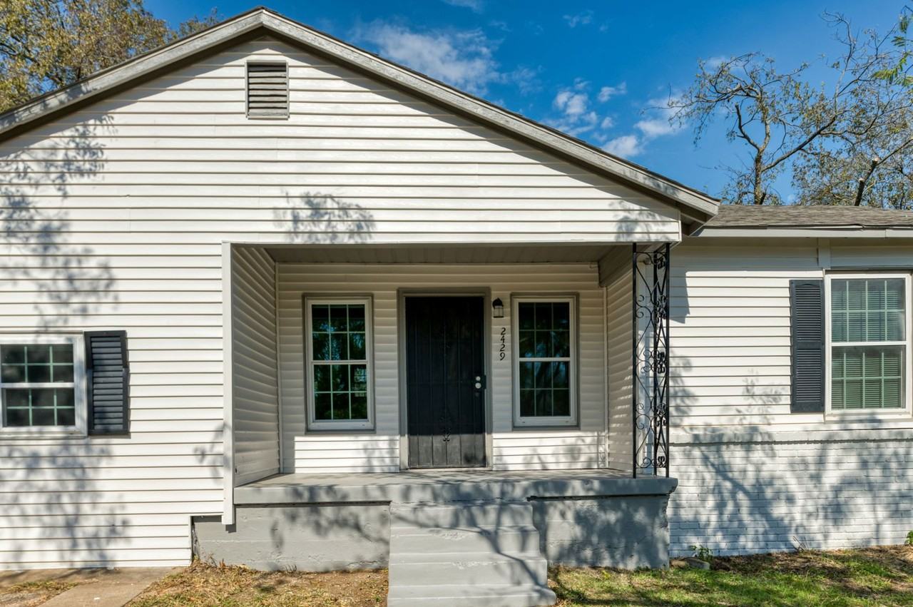 2429 Stephen Lee Dr - Photo 2 of 20