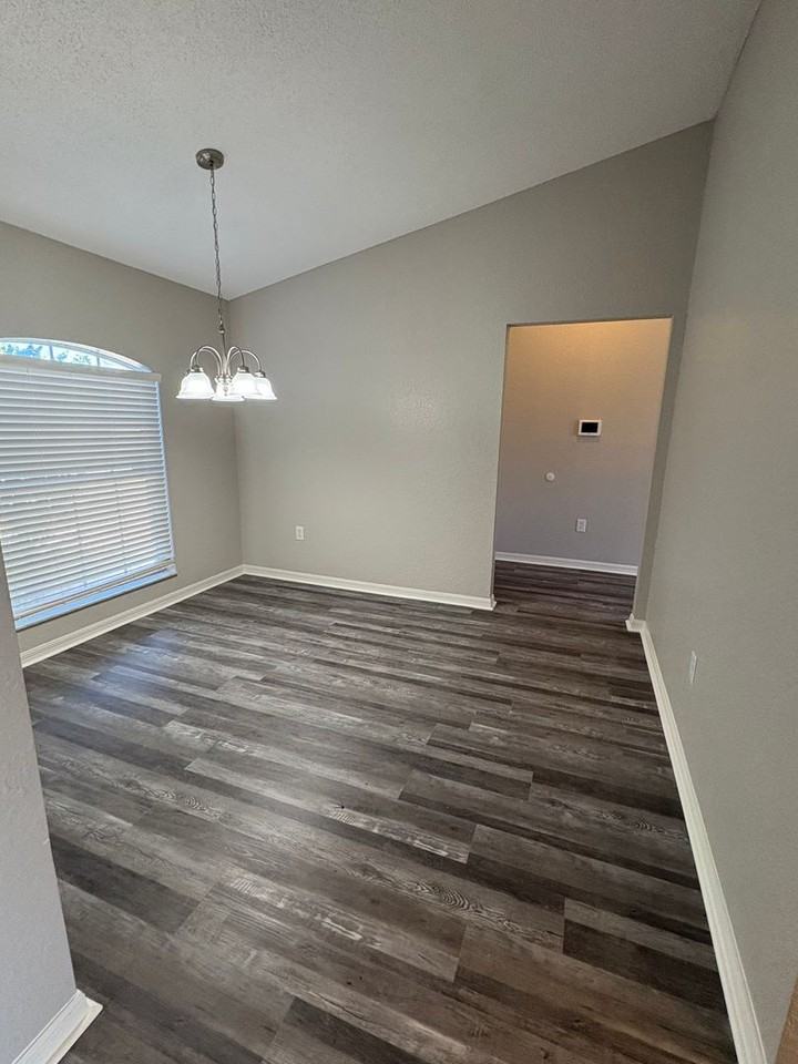 379 Wallace Ct - Photo 4 of 15