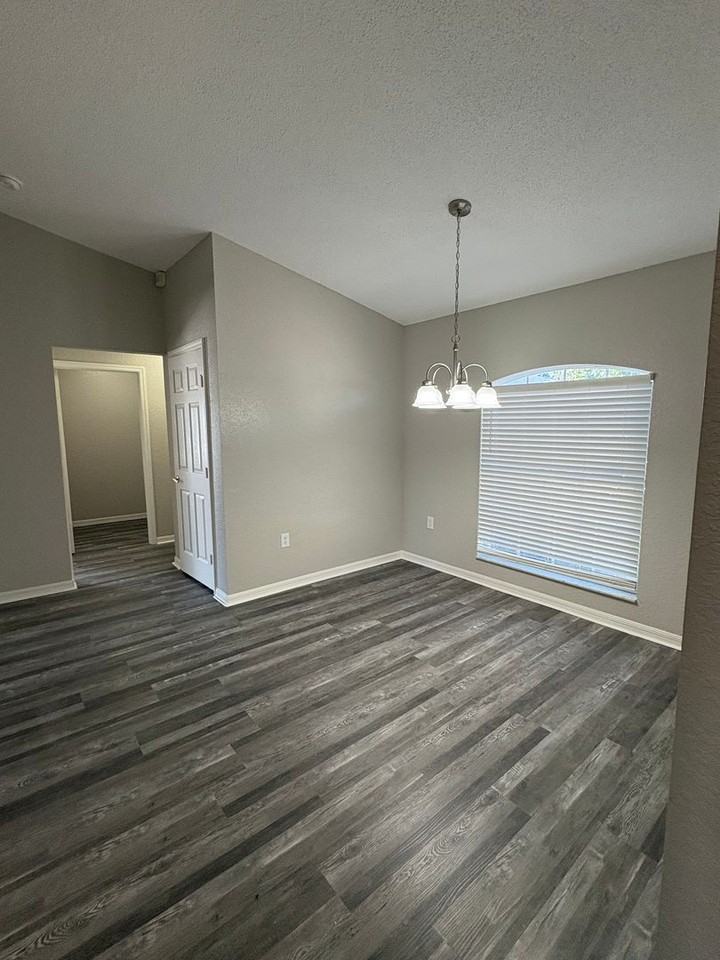 379 Wallace Ct - Photo 5 of 15