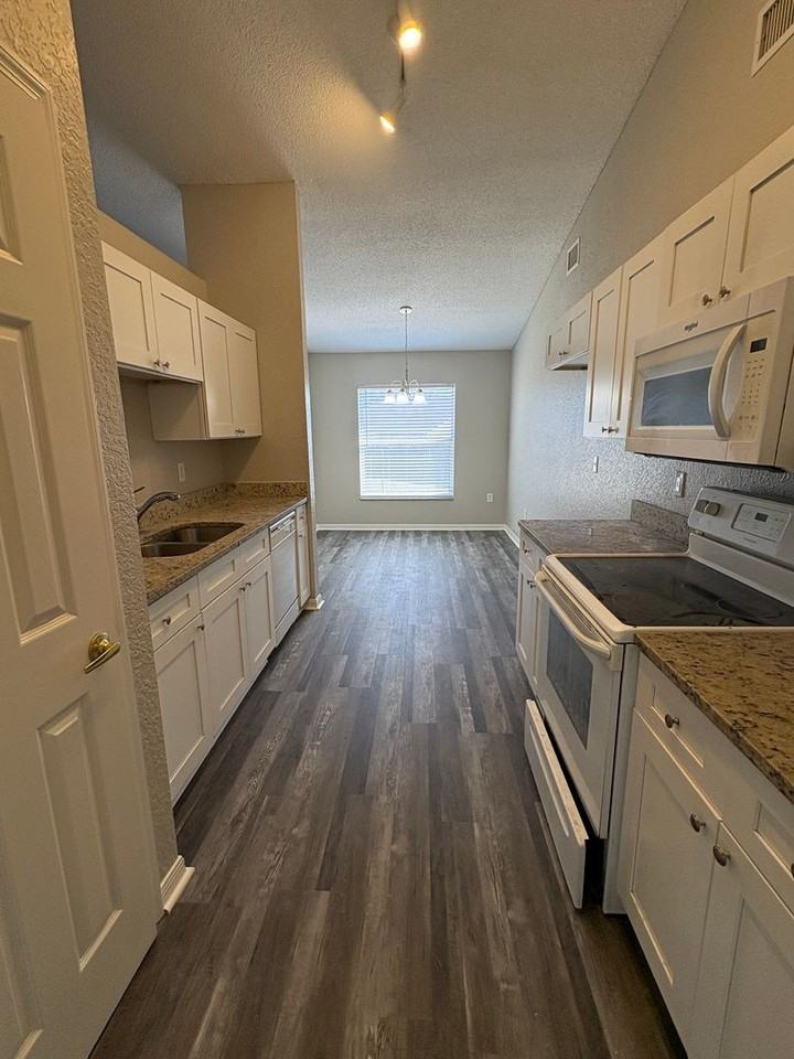 379 Wallace Ct - Photo 6 of 15