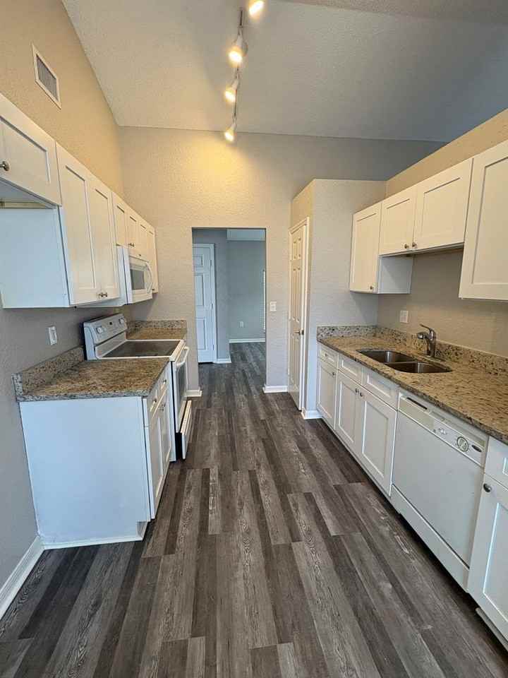 379 Wallace Ct - Photo 7 of 15