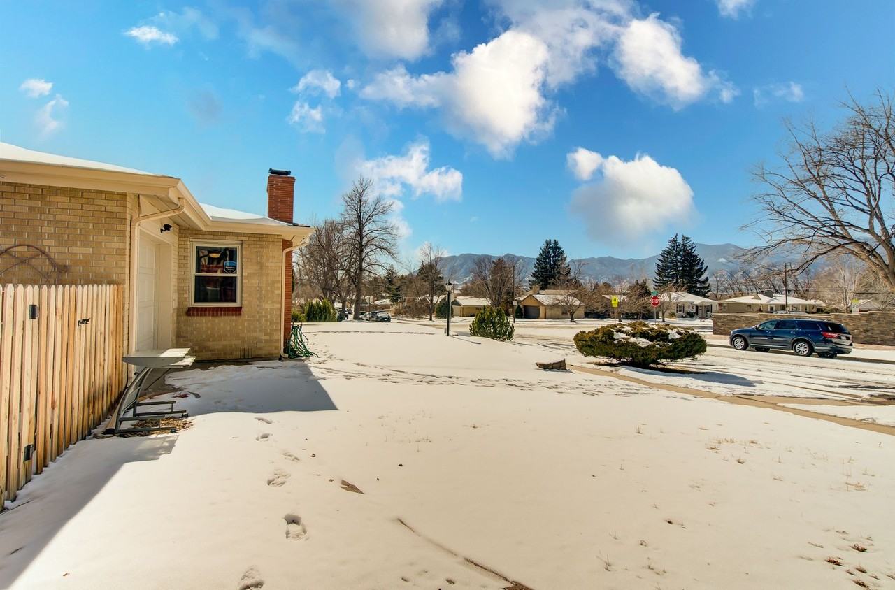 1003 N Meade Ave - Photo 3 of 26