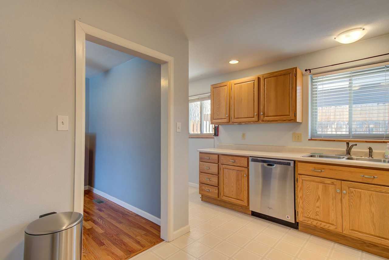 1003 N Meade Ave - Photo 5 of 26