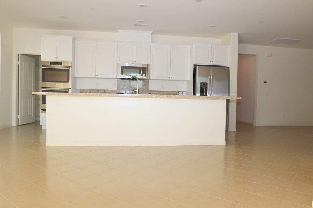 3694 S Green Ave - Photo 3 of 20