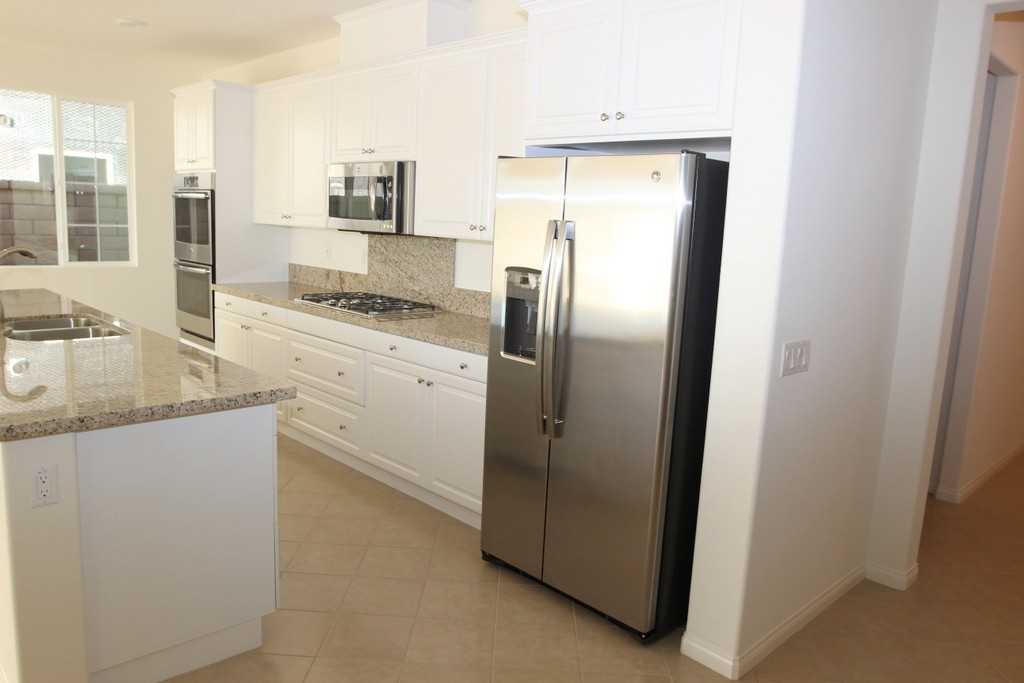 3694 S Green Ave - Photo 5 of 20