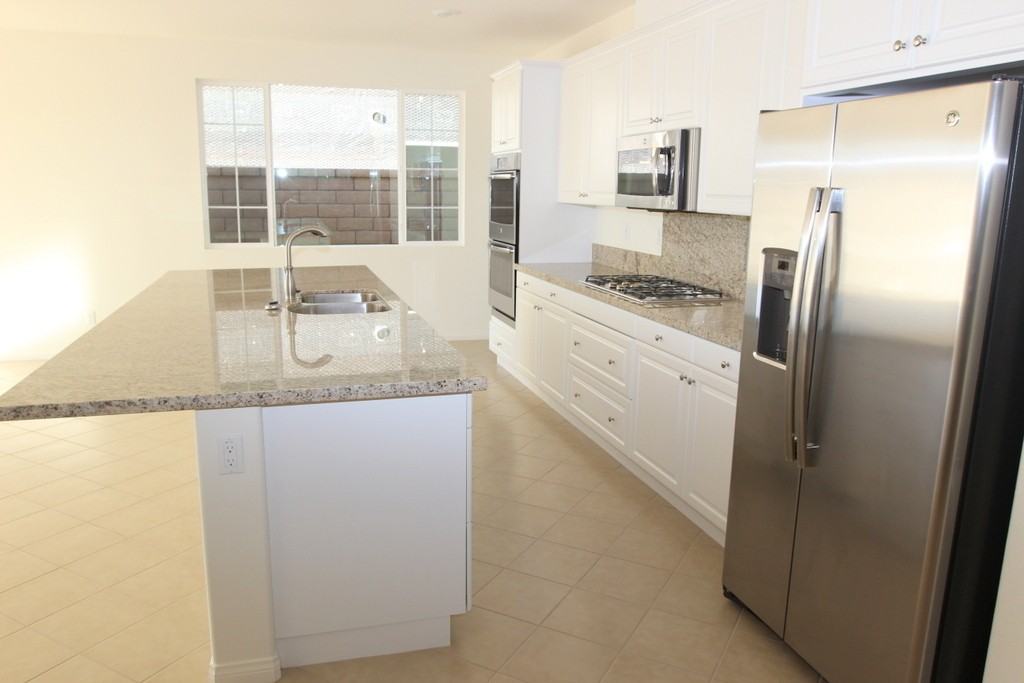 3694 S Green Ave - Photo 6 of 20