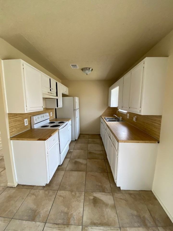 1130 Flat Rock Cir - Photo 3 of 7