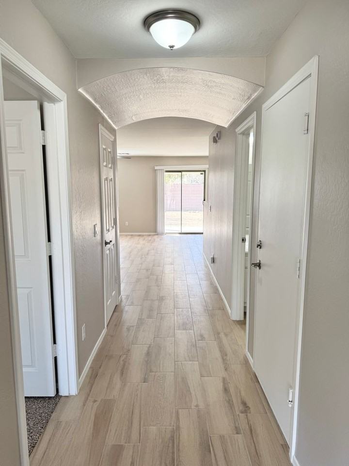 8531 W Kingman St - Photo 7 of 50