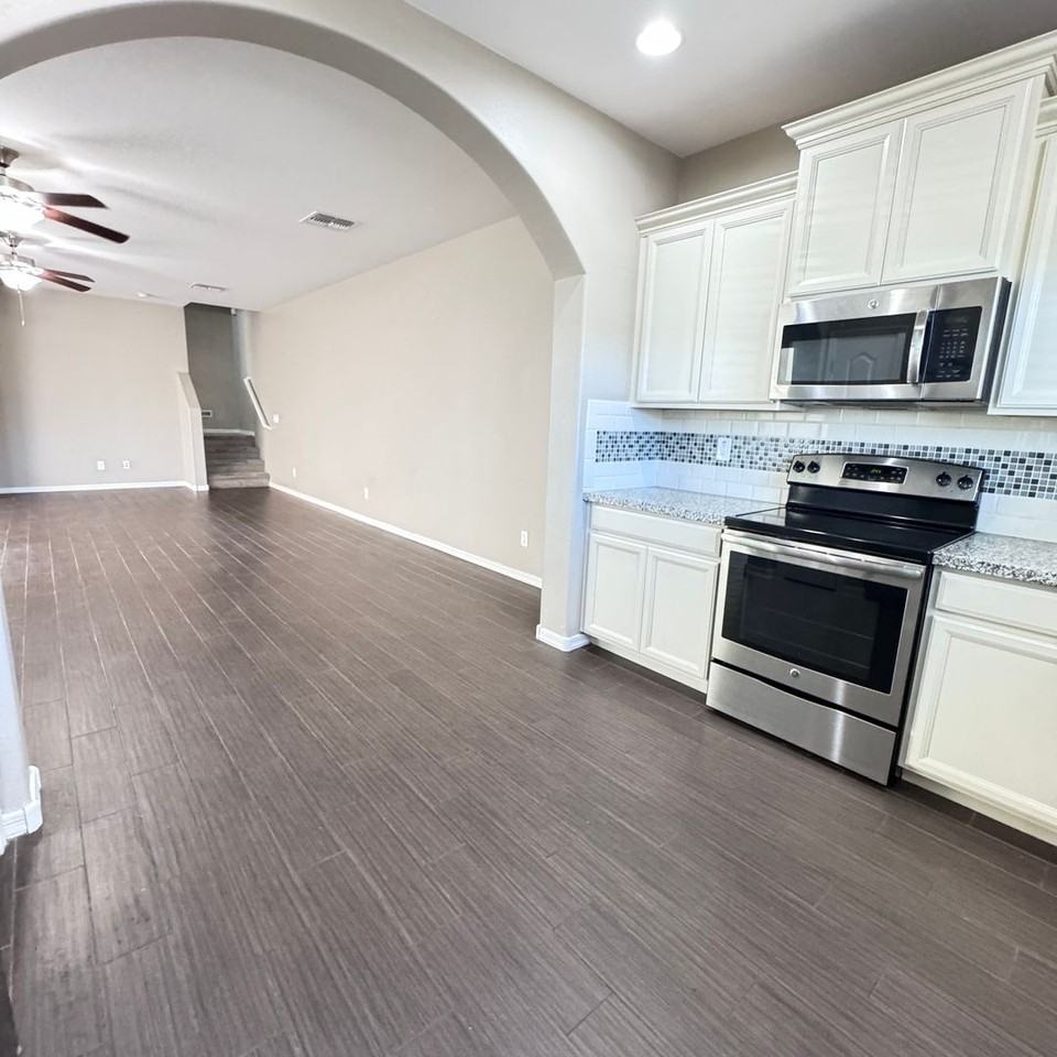 1077 S Reber Ave - Photo 4 of 44