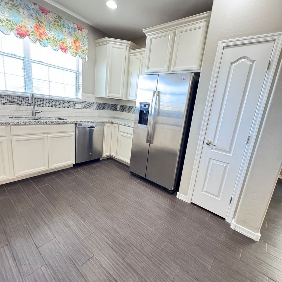 1077 S Reber Ave - Photo 6 of 44