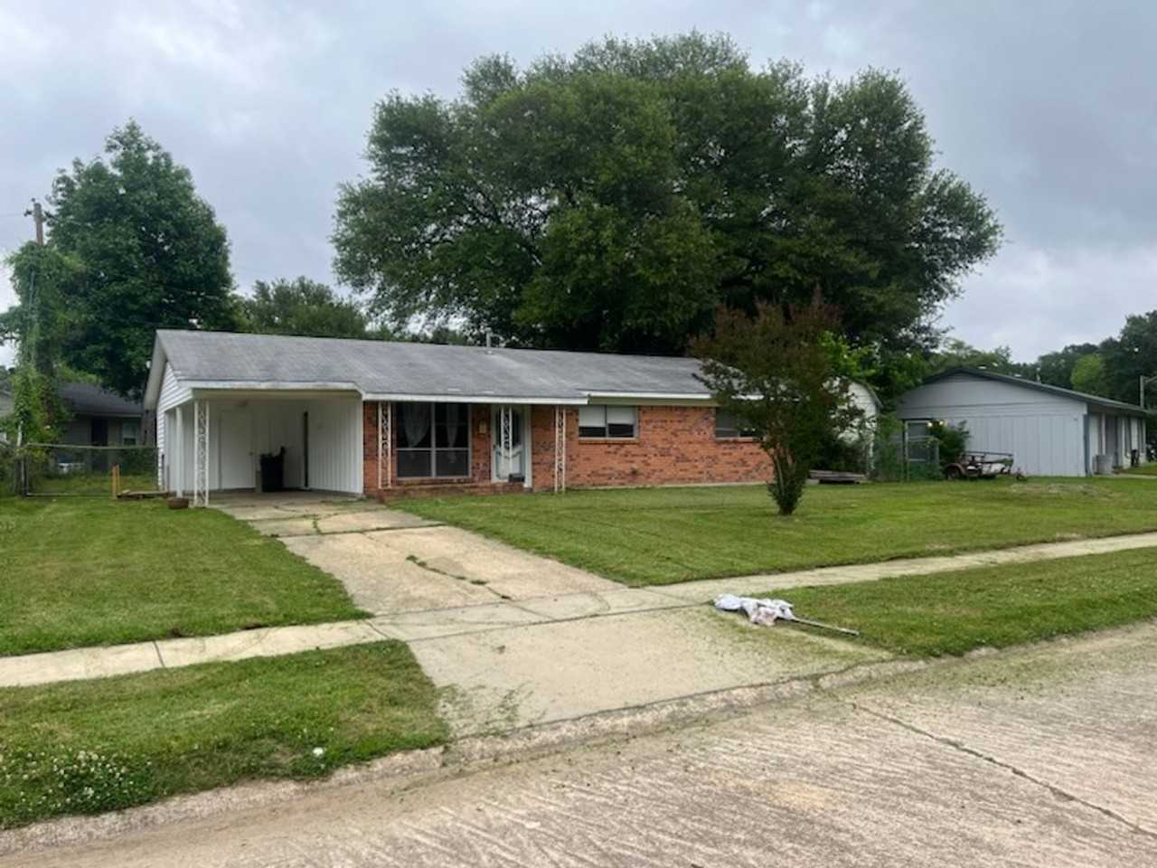 3036 Louise St - Photo 2 of 11