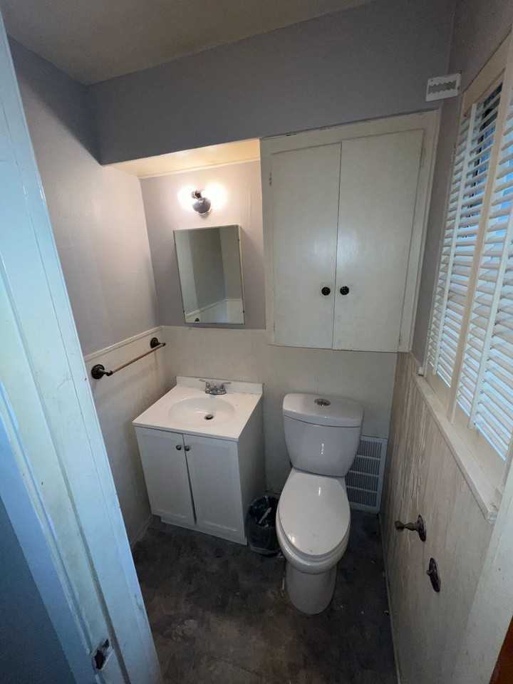 3036 Louise St - Photo 3 of 11