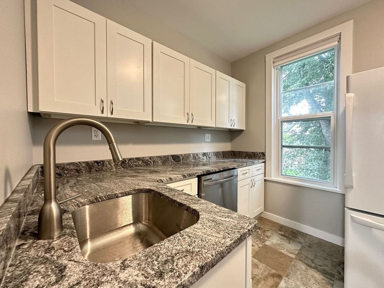 3905 W 6th St - Photo 4 of 15