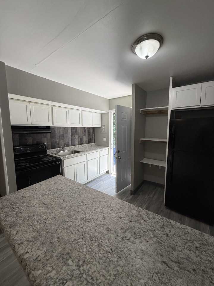 401 Smith St Apt B16 - Photo 5 of 9