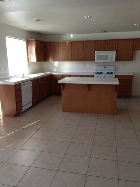 2328 S Fallbrook Dr - Photo 3 of 50