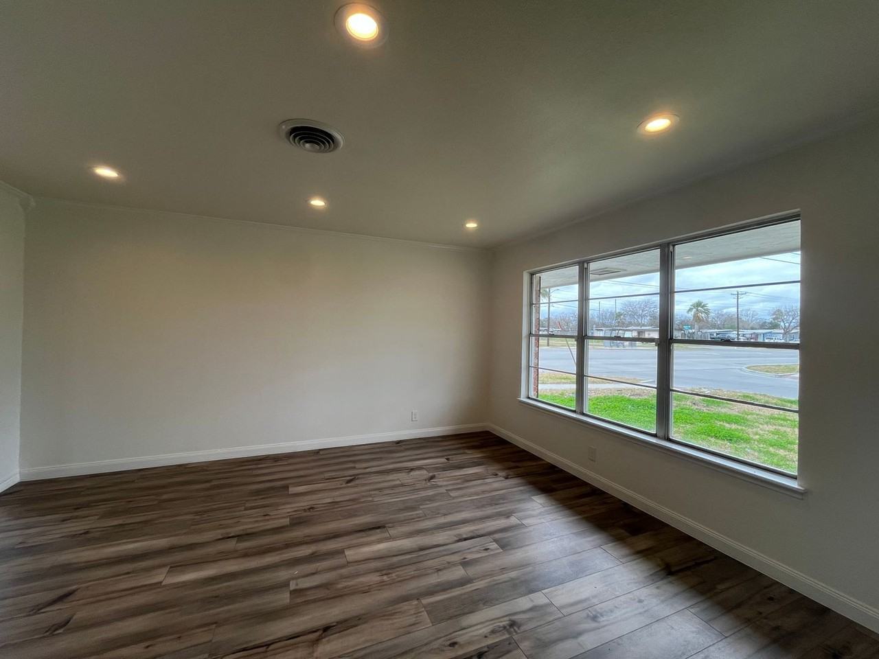 1041 Brawner Pkwy - Photo 3 of 27