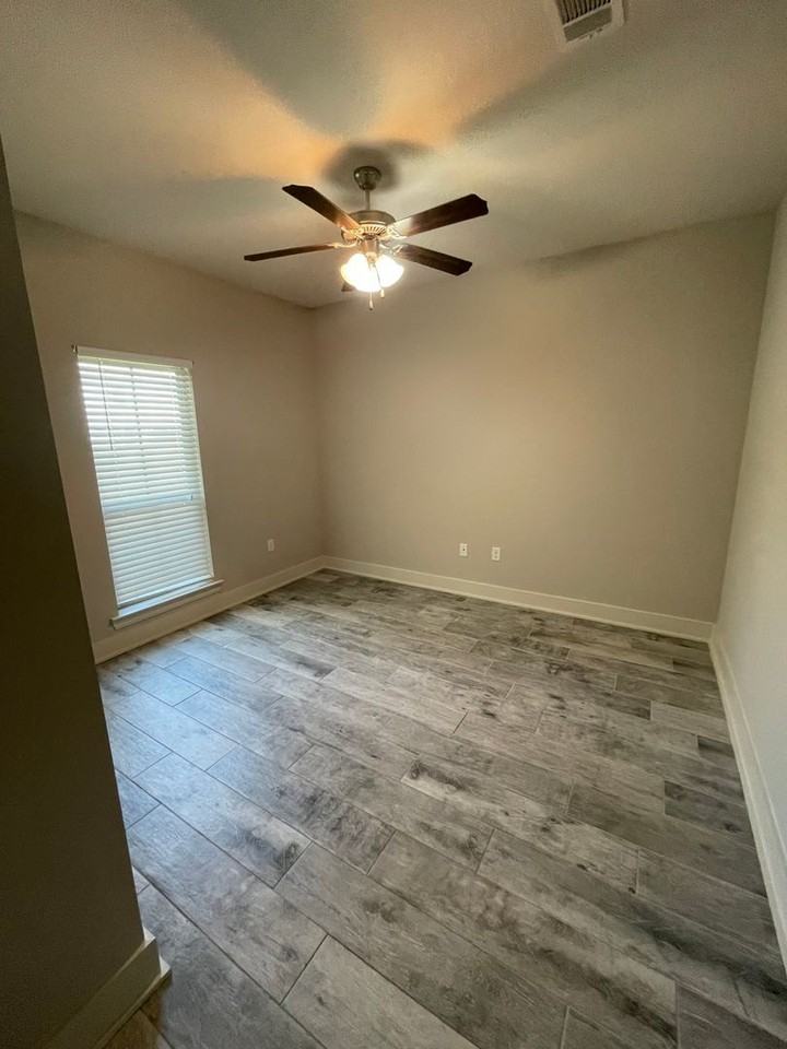 8038 Seville Ct - Photo 6 of 14