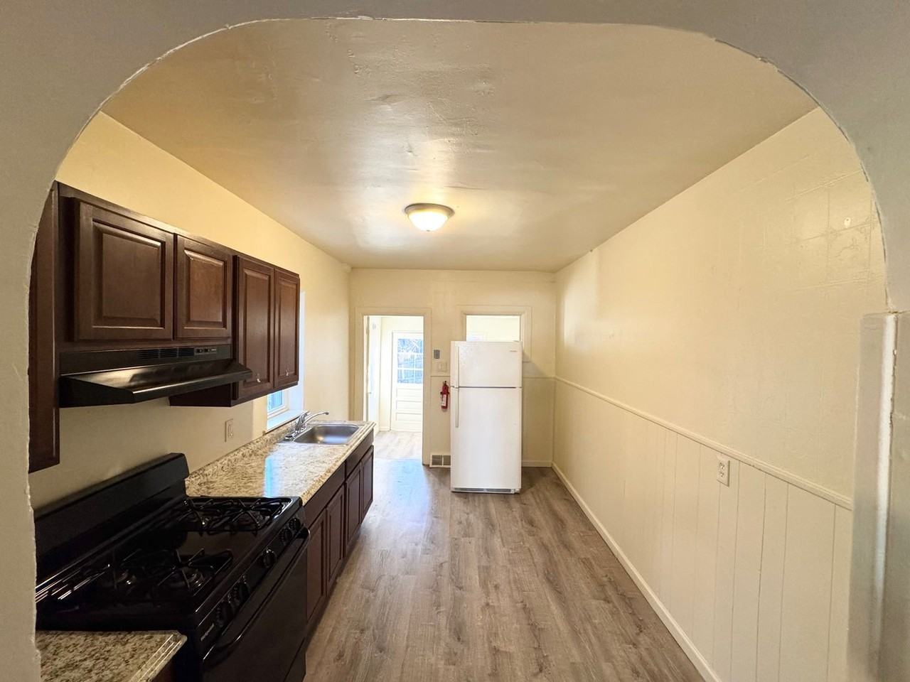 834 4th St - Photo 5 of 17