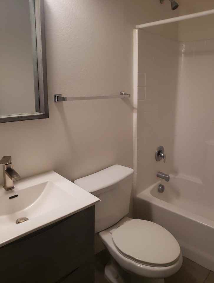 12 on 10 Apartments - Photo 5 of 50