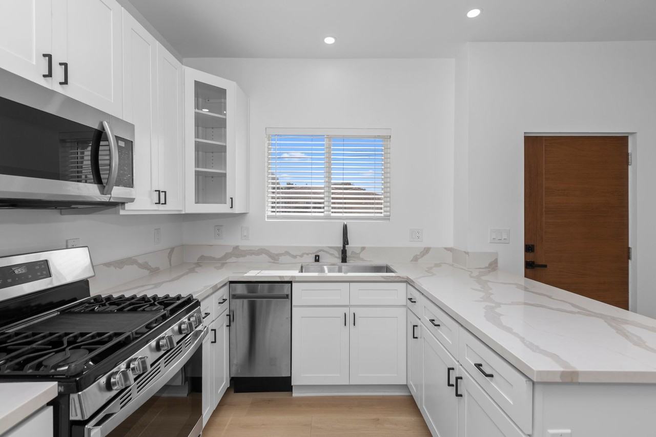 6704 Saranac St - Photo 6 of 28