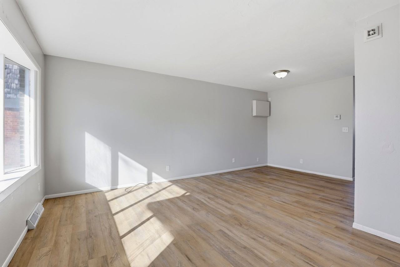 836 Greenwood Ct - Photo 4 of 20