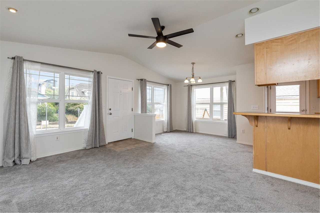 808 Ne 70th St - Photo 3 of 19