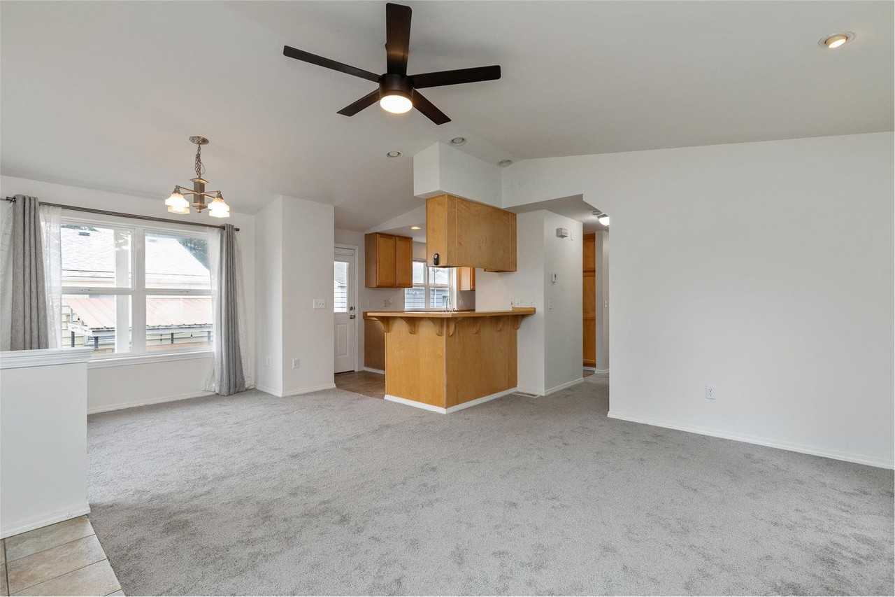 808 Ne 70th St - Photo 4 of 19