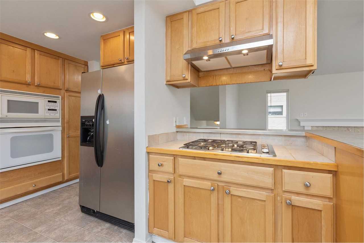 808 Ne 70th St - Photo 6 of 19