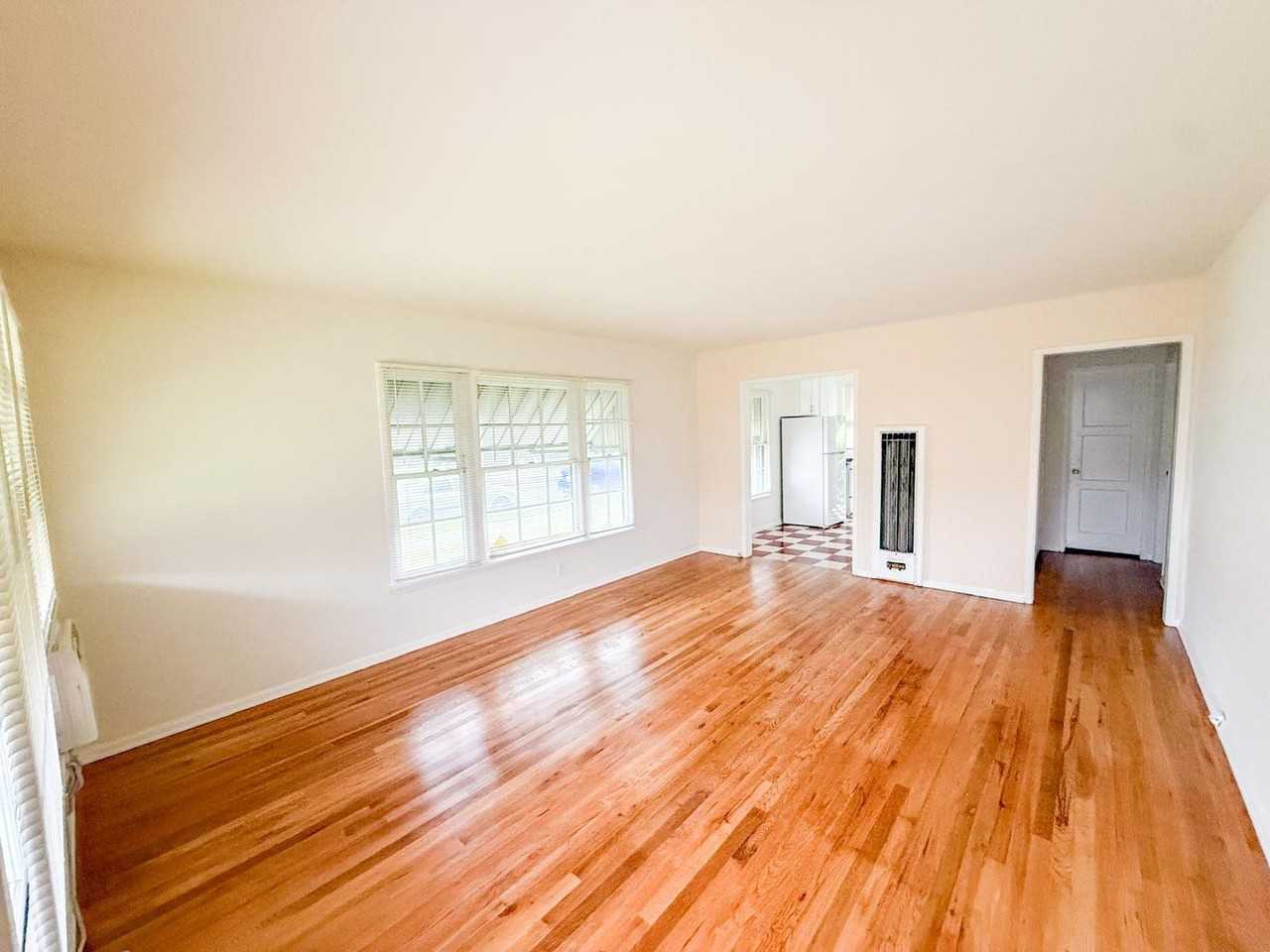 7020-7022 7020-7022 1⁄2 Hazeltine Ave - Photo 3 of 11