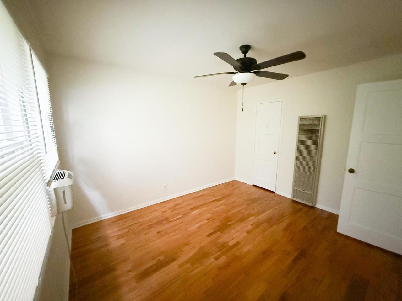 7020-7022 7020-7022 1⁄2 Hazeltine Ave - Photo 4 of 11