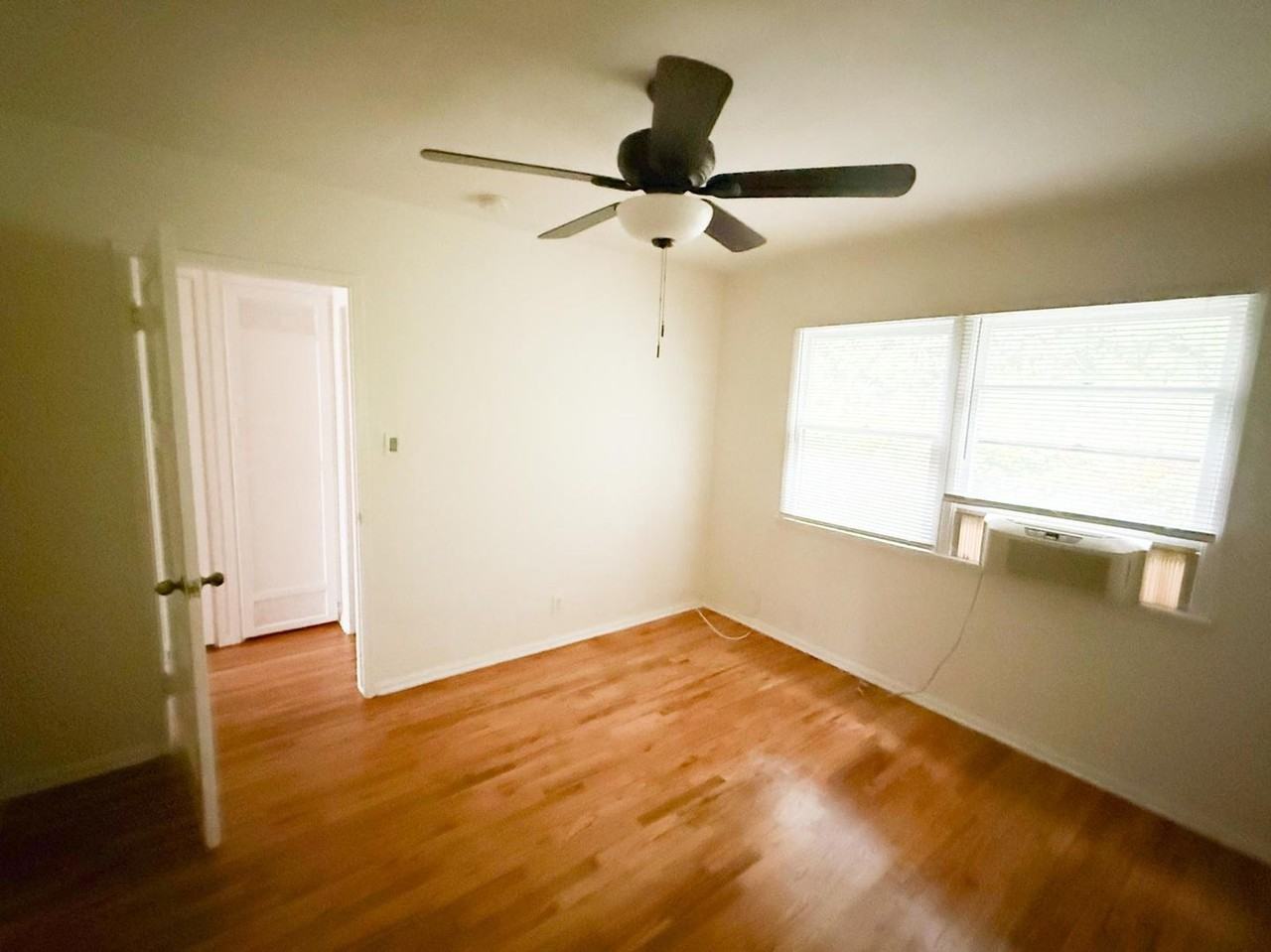 7020-7022 7020-7022 1⁄2 Hazeltine Ave - Photo 6 of 11