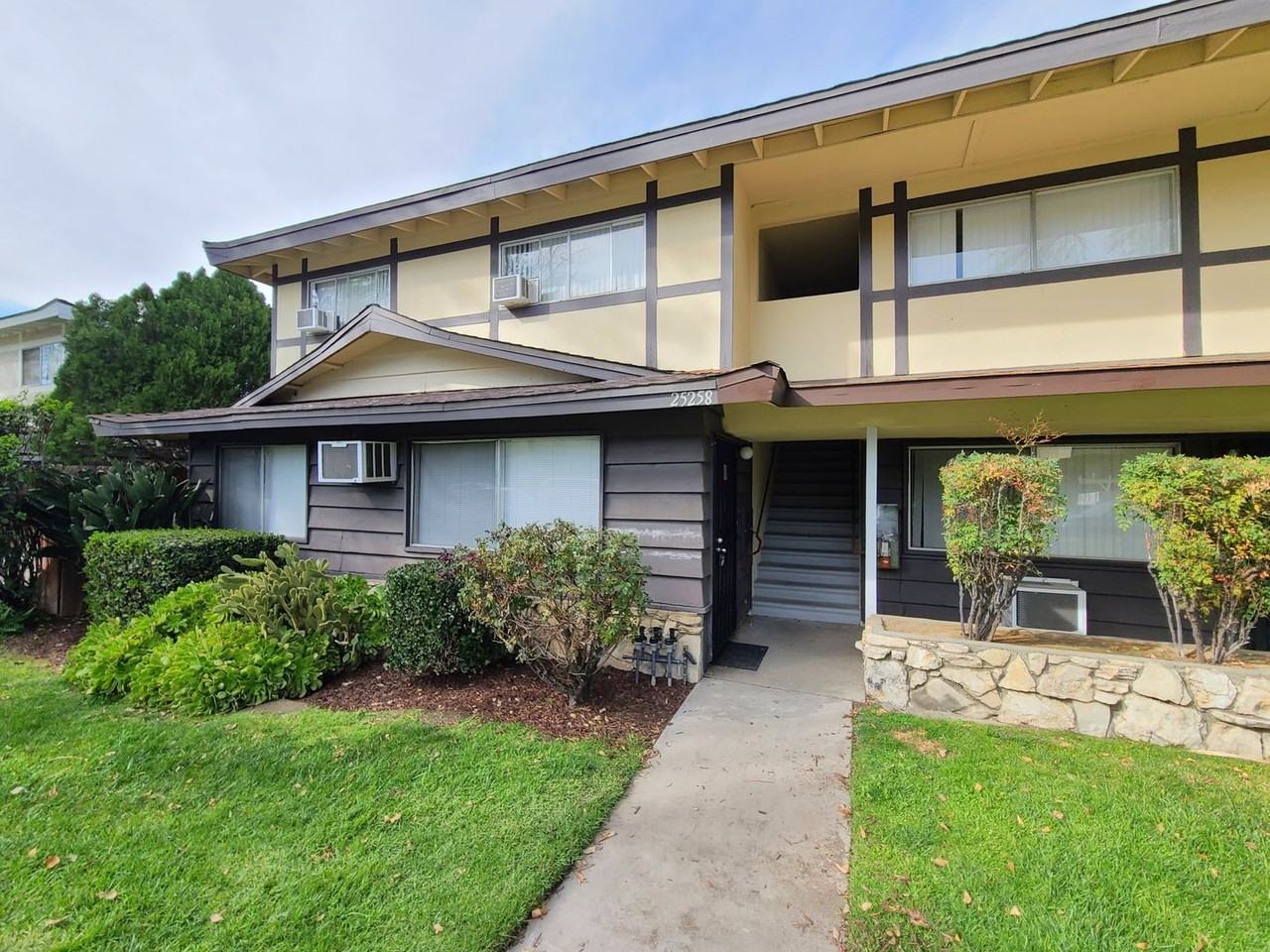 25258 Taylor St - Photo 2 of 18